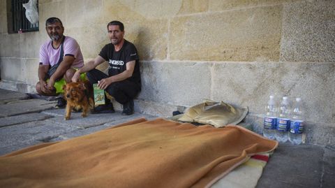 �ngel y Alfredo, que viven en la calle en Pontevedra, en los soportales donde matan las horas.