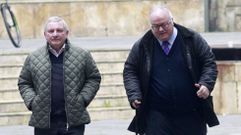 El ex agente de la Polic�a Local de Cangas del Narcea, Gonzalo Azc�rate (d), acompa�ado del presidente de la Federaci�n Asturiana de F�tbol, Maximino Mart�nez (i), a su llegada a la sede de la Audiencia Provincial de Oviedo