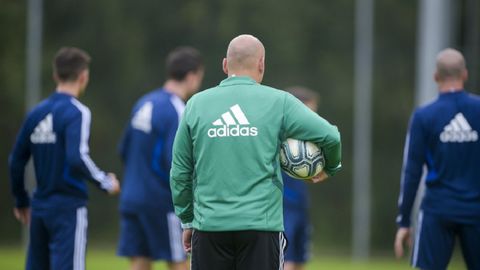 Rozada, de espaldas, en un entrenamiento con el primer equipo