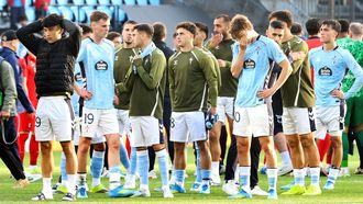 Los jugadores del Celta, tras consumarse la eliminaci�n europea ante el Friburgo.
