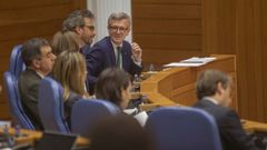 El presidente Rueda junto a su fila de Gobierno en el Parlamento gallego.
