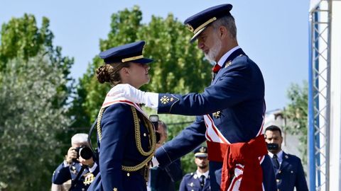 La princesa Leonor finaliza su paso por el Ej�rcito arropada por los reyes