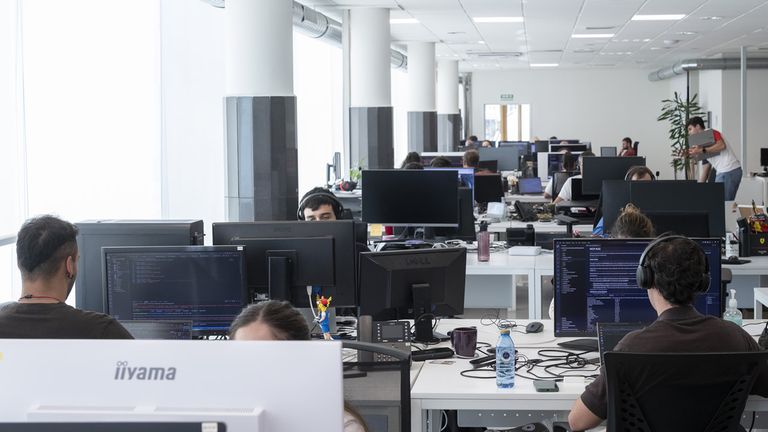 Trabajadores en las&nbsp;oficinas de Gradiant en Vigo, en una imagen de archivo