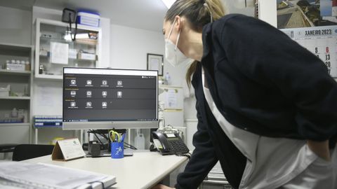 Esperanza Silva, enfermera de la residencia de A Estrada, con un monitor del sistema piloto.