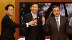 De izquierda a derecha, los ministros de Asuntos Exteriores de Jap�n, Fumio Kishida; de Corea del Sur, Yun Byung-se, y de China, Wang Yi