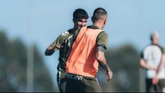 �ngel Arcos, con Iago Aspas, en un entrenamiento reciente con el primer equipo del Celta.