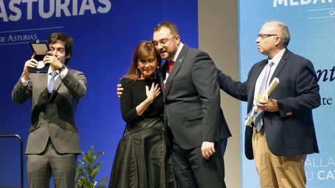 El presidente del Principado de Asturias, Adrin Barbn, entrega la Medalla de Oro de Asturias a ttulo pstumo a Soledad Saavedra, viuda de Areces, acompaada por sus hijos