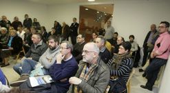 <span lang= es-es >El p�blico tambi�n intervino</span>. Anteanoche, en el Foro Voz celebrado en la biblioteca municipal de Viveiro, tambi�n hubo espacio para las intervenciones del p�blico que llenaba el sal�n: opinaron pol�ticos, el cronista oficial de Viveiro, empresarios y ciudadanos en particular. 