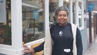 Valentina Castro regenta un local de comida venezolana en Ferrol junto a su hermana.
