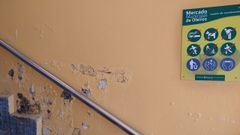 Las humedades invaden el mercado municipal de Perillo