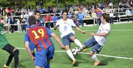 Los dumbrieses Juan de Dora y Diego pugnan por un baln ante el meta del Esteirana lex y el defensa Tobo, en el campo de Louro. 