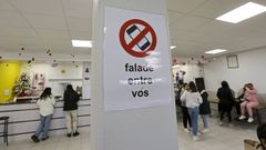 En el IES A Xunqueira I de Pontevedra hay carteles que invitan a los alumnos a hablar entre ellos y otros que aluden a que el instituto es un espacio libre de m�viles
