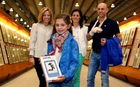 Candela Bedoya, acompa�ada por sus padres, recibi� su �e-book� de manos de Mar�a Garc�a de Dios (izquierda).