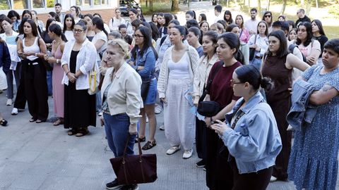 Opositores esperando a entrar al examen en el IES �lvaro Cunqueiro de Vigo