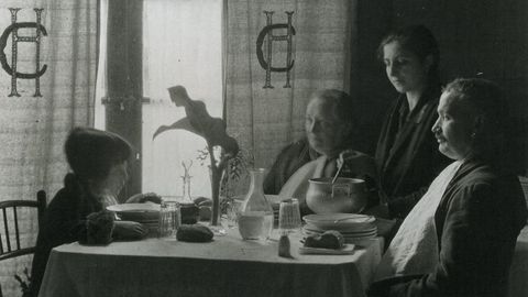 Los propietarios del Hotel Comercio (Betanzos), fotografiados por Ruth Matilda Anderson en 1926.