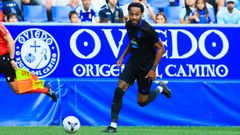 Aubameyang conduce el bal�n durante el duelo entre el Deportivo y el Oviedo.