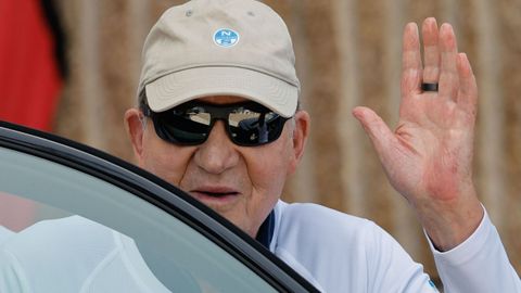 El rey emérito, Juan Carlos de Borbón, en una de sus visitas a Sanxenxo.