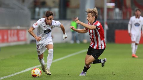 Eimil tratando de irse de su par en el partido de Lezama ante el filial del Athletic