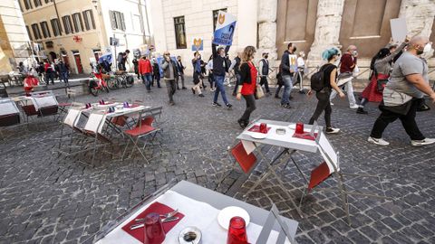 Protesta de due�os de restaurantes ante las nuevas restricciones que se han aprobado este domingo y entran en vigor el lunes 