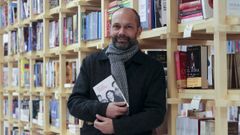 Xes�s Fraga coa novela ga�adora do Premio Nacional de Narrativa 2021. 
