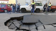 Operarios de Aqualia reparan un socav�n provocado por un afuga de agua en la R�a do Bo�n, en una imagen de archivo