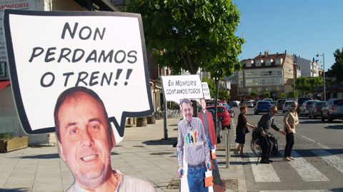 Figuras de cart�n con retratos de candidatos de Espera Monforte en la plaza de la Compa��a