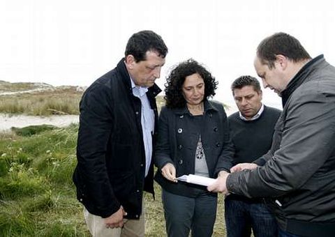 Docampo, con los representantes de Fisterra en O Rostro.