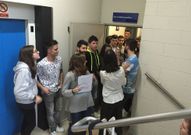 El profesor cit� ayer a los 120 alumnos para corregir sus trabajos. 