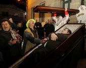 En el velatorio del Momo no falt� ni el ataud ni el muerto, aunque estaba bien vivo. 