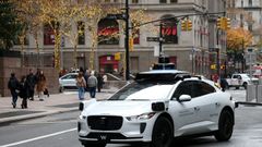 Un taxi aut�nomo de Waymo circula�polo baixo Manhattan�en Nova York.