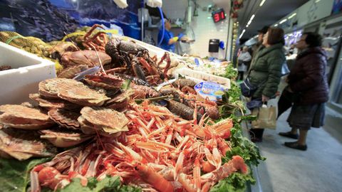 Ambiente en las pescaderas de la plaza de Abastos de Lugo a pocos das de Navidad 