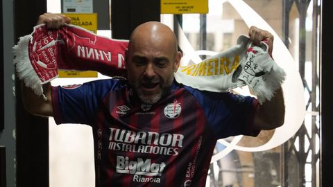 El actor Federico P�rez luciendo la camiseta del Portus Apostoli