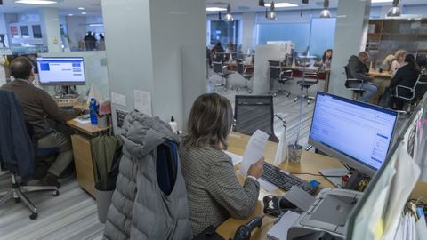 Funcionarios en el edificio administrativo de San Caetano, en Santiago