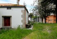 Parte trasera del centro cultural Torrente Ballester, que se convertir� en unos jardines.