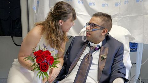 Imagen de los novios, facilitada por el centro hospitalario, durante su boda, celebrada este 27 de junio.