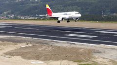Pista del aeropuerto de Peinador despus de las obras de reasfaltado