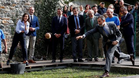 El rey Felipe VI participa en un lanzamiento del bolo vaqueiro, uno de los deportes rurales ms arraigados en Asturias, durante su visita a la pedana asturiana de Moal, galardonada este ao con el Premio Pueblo Ejemplar de Asturias 2018