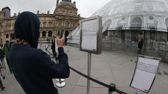 Un hombre saca una foto al anuncio de cierre del museo, la semana pasada