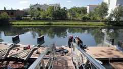 Una empresa especializada �ltima la instalaci�n de un nuevo piso en el punto de embarque
