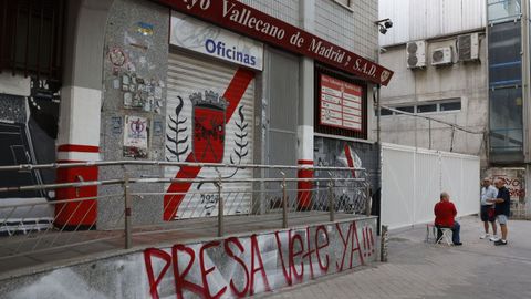 Pintadas contra el presidente del Rayo en el estadio de Vallecas.