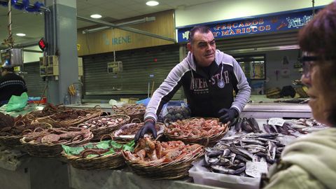 Venta de mariscos y pescados en Boiro.