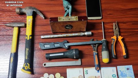 Efectos incautados que presuntamente se utilizaban para robar en gasolineras de Ferrolterra.