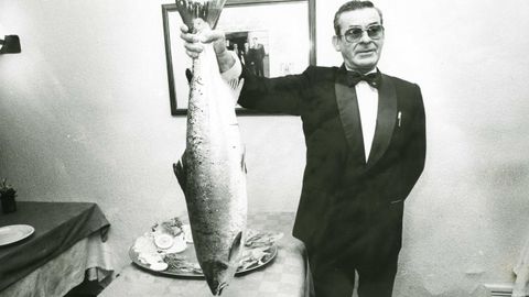 Alberto Morante. Retrato con ?el campanu? (primer salmn pescado en los ros asturianos) del ro Esva, Canero (Valds), 1988