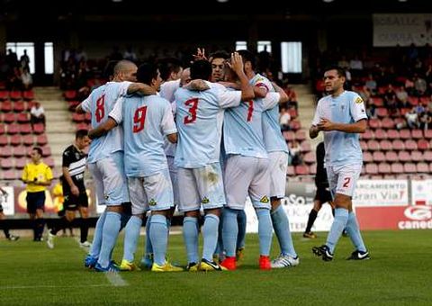 Jugadores del Compos celebran un gol ante el Lealtad. 