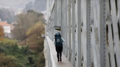 Una peregrina cruzando el puente internacional de Tui, en una imagen de archivo
