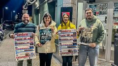 Miembros de la comisi�n, con el cartel de las fiestas. 