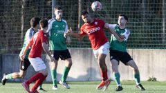 Vila, en un forcejeo durante el Sof�n 1-1 Burela.