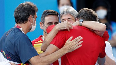 El tenista gijons Pablo Carreo abraza a su equipo