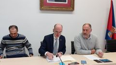 El alcalde de Baiona Jes�s V�zquez Almui�a, en el centro, defendi� la honestidad del edil de Urbanismo investigado