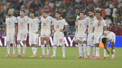 La selecci�n de Marruecos, durante la tanda de penaltis contra Pa�ses Bajos